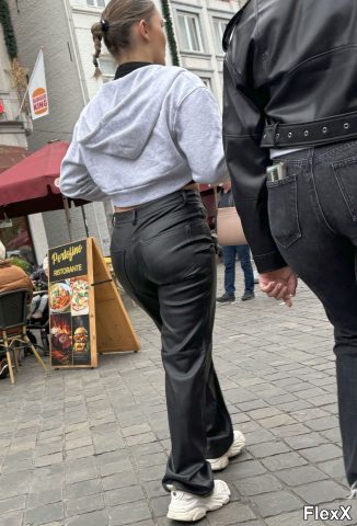 Filles en leggings moulants dans la rue photo par Come — Amateurs