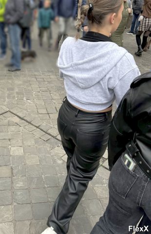 Filles en leggings moulants dans la rue photo par Come — Amateurs