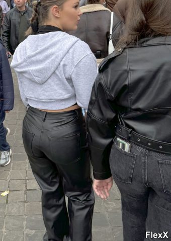 Filles en leggings moulants dans la rue photo par Come — Amateurs