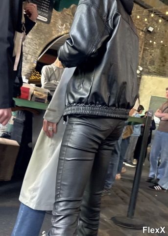 Filles en leggings moulants dans la rue photo par Come — Amateurs