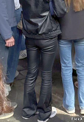 Filles en leggings moulants dans la rue photo par Come — Amateurs
