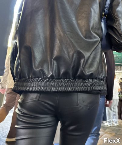 Filles en leggings moulants dans la rue photo par Come — Amateurs