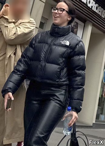 Filles en leggings moulants dans la rue photo par Come — Amateurs