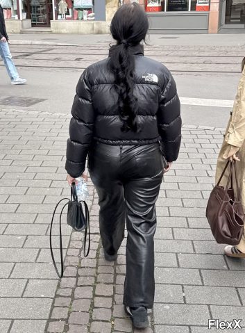 Filles en leggings moulants dans la rue photo par Come — Amateurs