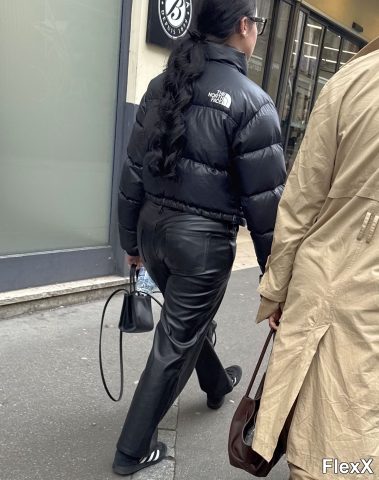 Filles en leggings moulants dans la rue photo par Come — Amateurs