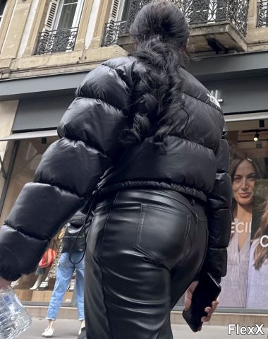 Filles en leggings moulants dans la rue photo par Come — Amateurs