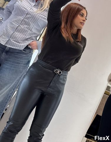 Filles en leggings moulants dans la rue photo par Come — Amateurs
