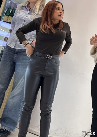 Filles en leggings moulants dans la rue photo par Come — Amateurs