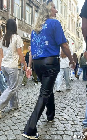 Filles en leggings moulants dans la rue photo par Come — Amateurs