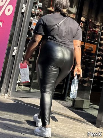 Filles en leggings moulants dans la rue photo par Come — Amateurs