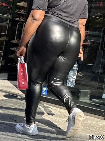 Filles en leggings moulants dans la rue photo par Come — Amateurs