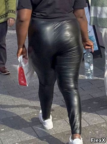 Filles en leggings moulants dans la rue photo par Come — Amateurs