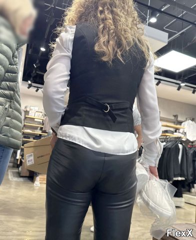 Filles en leggings moulants dans la rue photo par Come — Amateurs