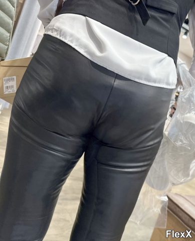 Filles en leggings moulants dans la rue photo par Come — Amateurs