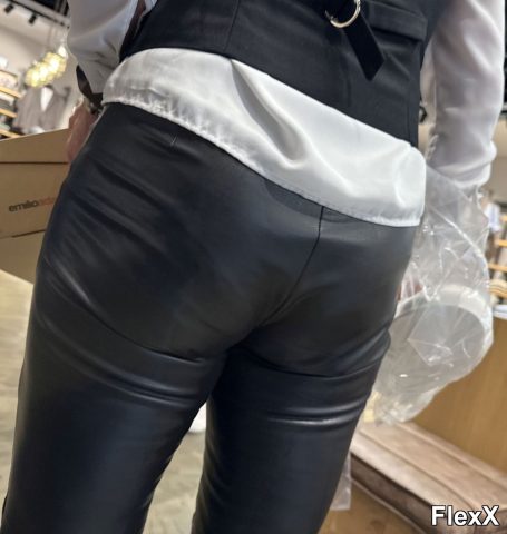 Filles en leggings moulants dans la rue photo par Come — Amateurs