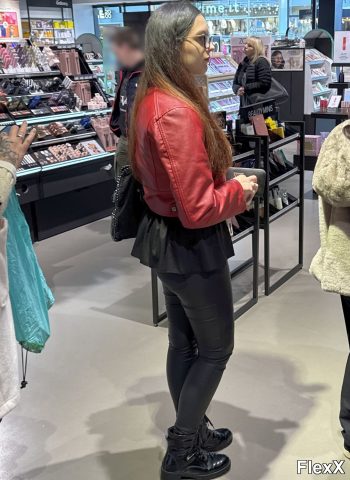 Filles en leggings moulants dans la rue photo par Come — Amateurs