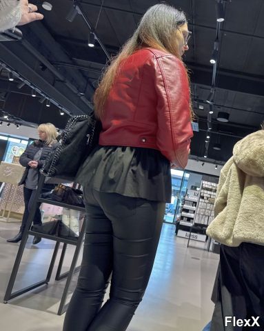 Filles en leggings moulants dans la rue photo par Come — Amateurs