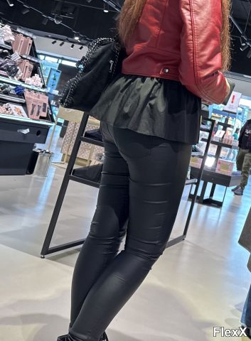 Filles en leggings moulants dans la rue photo par Come — Amateurs