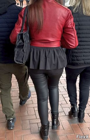 Filles en leggings moulants dans la rue photo par Come — Amateurs