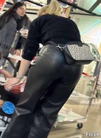 Filles en leggings moulants dans la rue photo par Come — Amateurs