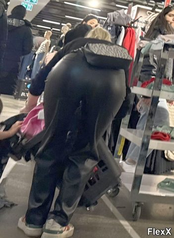 Filles en leggings moulants dans la rue photo par Come — Amateurs