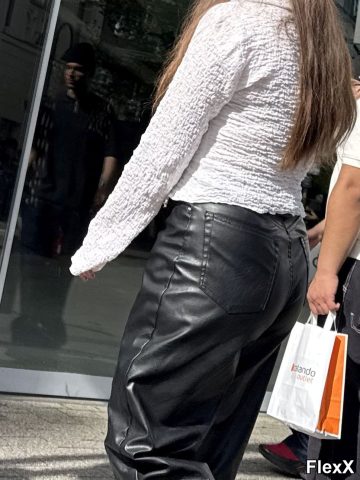 Filles en leggings moulants dans la rue photo par Come — Amateurs