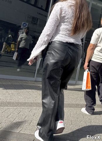 Filles en leggings moulants dans la rue photo par Come — Amateurs