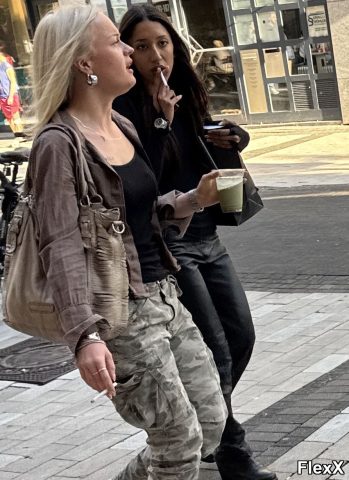 Filles en leggings moulants dans la rue photo par Come — Amateurs
