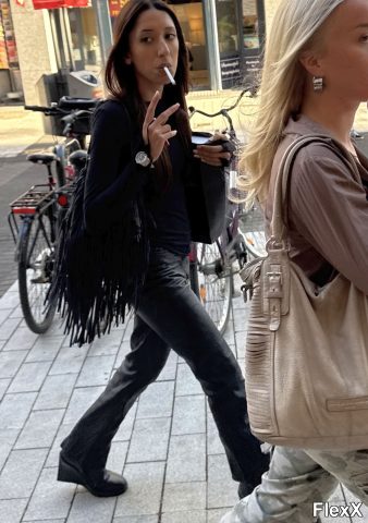 Filles en leggings moulants dans la rue photo par Come — Amateurs