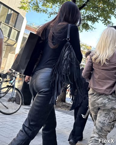 Filles en leggings moulants dans la rue photo par Come — Amateurs