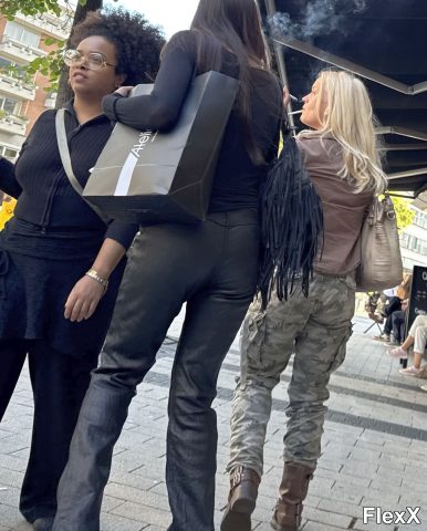 Filles en leggings moulants dans la rue photo par Come — Amateurs