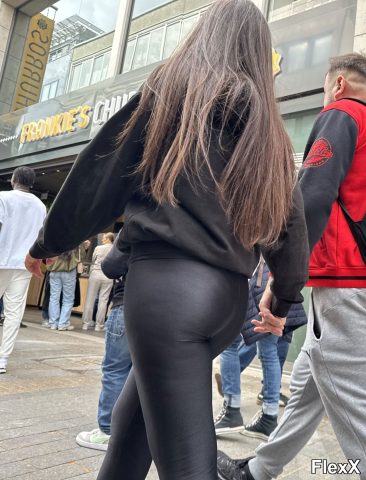 Filles en leggings moulants dans la rue photo par Come — Amateurs