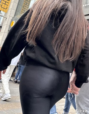 Filles en leggings moulants dans la rue photo par Come — Amateurs