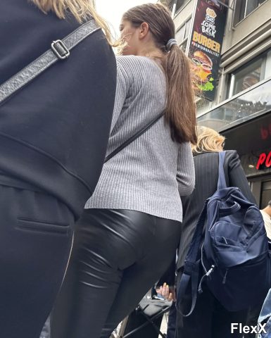 Filles en leggings moulants dans la rue photo par Come — Amateurs