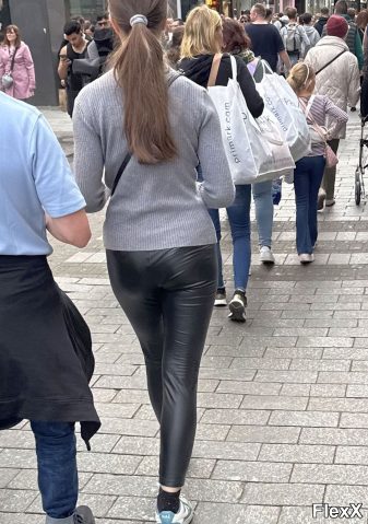 Filles en leggings moulants dans la rue photo par Come — Amateurs
