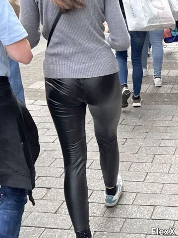 Filles en leggings moulants dans la rue photo par Come — Amateurs