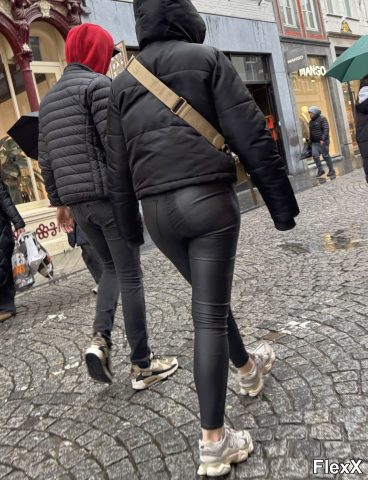 Filles en leggings moulants dans la rue photo par Come — Amateurs
