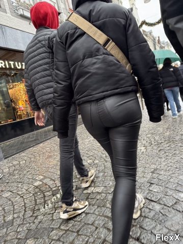 Filles en leggings moulants dans la rue photo par Come — Amateurs