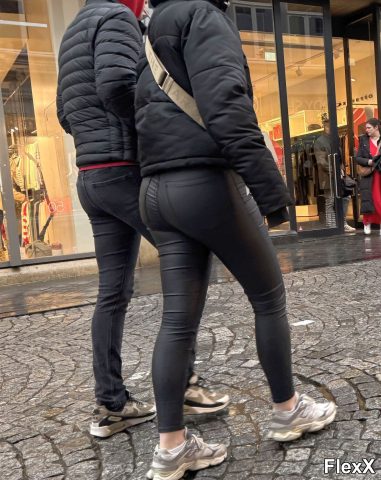 Filles en leggings moulants dans la rue photo par Come — Amateurs