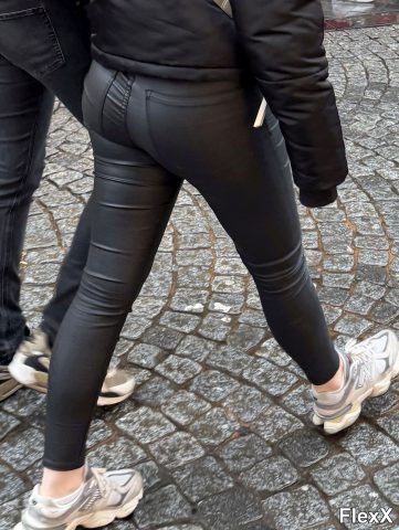 Filles en leggings moulants dans la rue photo par Come — Amateurs