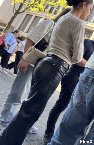 Filles en leggings moulants dans la rue photo par Come — Amateurs