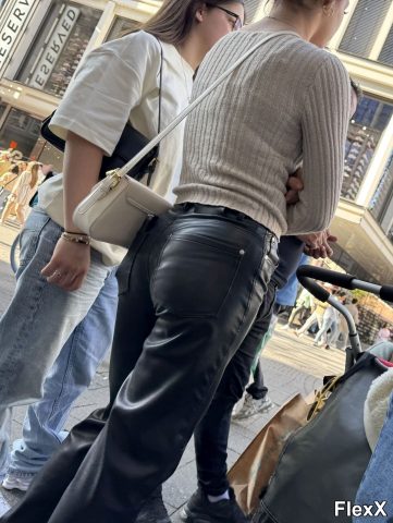Filles en leggings moulants dans la rue photo par Come — Amateurs