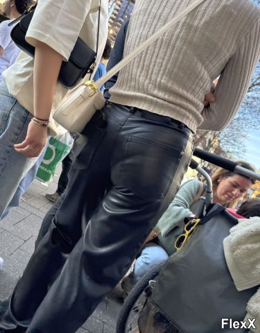 Filles en leggings moulants dans la rue photo par Come — Amateurs