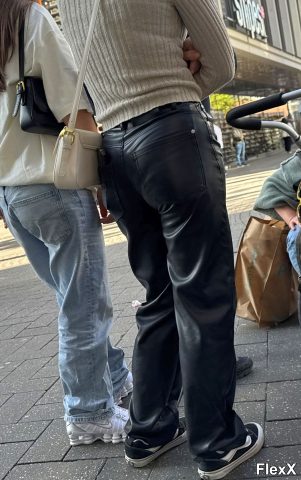 Filles en leggings moulants dans la rue photo par Come — Amateurs