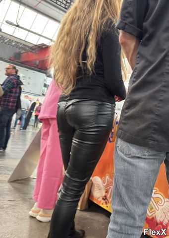 Filles en leggings moulants dans la rue photo par Come — Amateurs