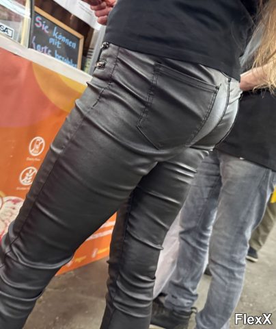 Filles en leggings moulants dans la rue photo par Come — Amateurs