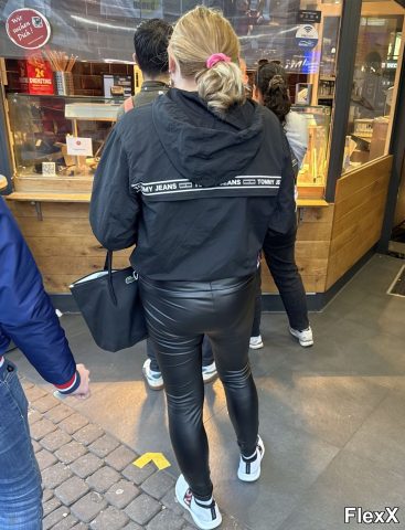 Filles en leggings moulants dans la rue photo par Come — Amateurs
