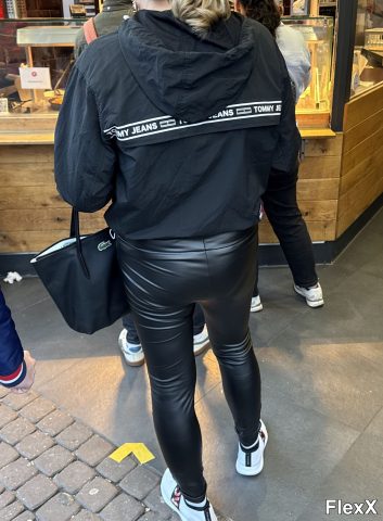 Filles en leggings moulants dans la rue photo par Come — Amateurs