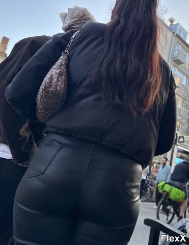Filles en leggings moulants dans la rue photo par Come — Amateurs