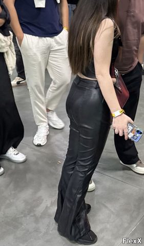 Filles en leggings moulants dans la rue photo par Come — Amateurs
